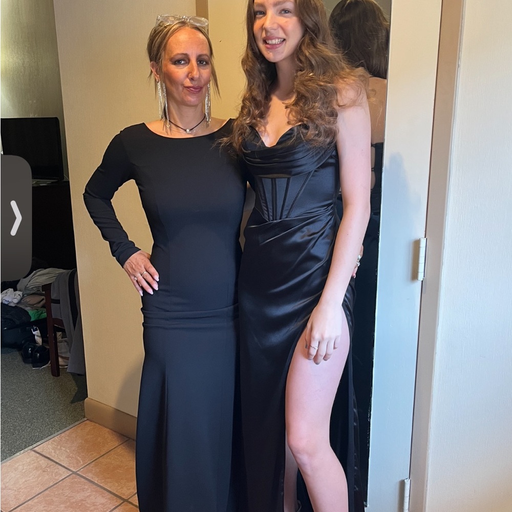 Lulu’s form fitting elegant black formal dress gown sz small SOLD OUT - Picture 5 of 5